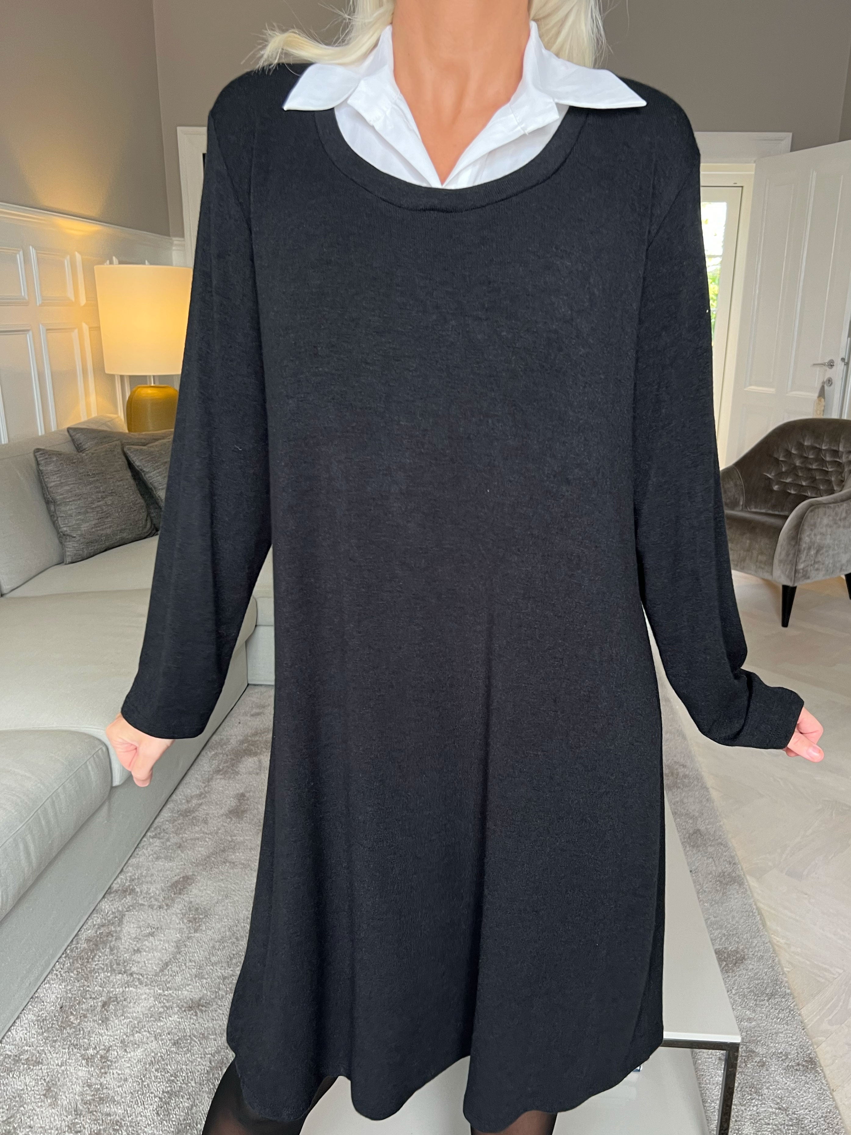 Rita Long - Härlig mjuk klänning med vit skjortkrage